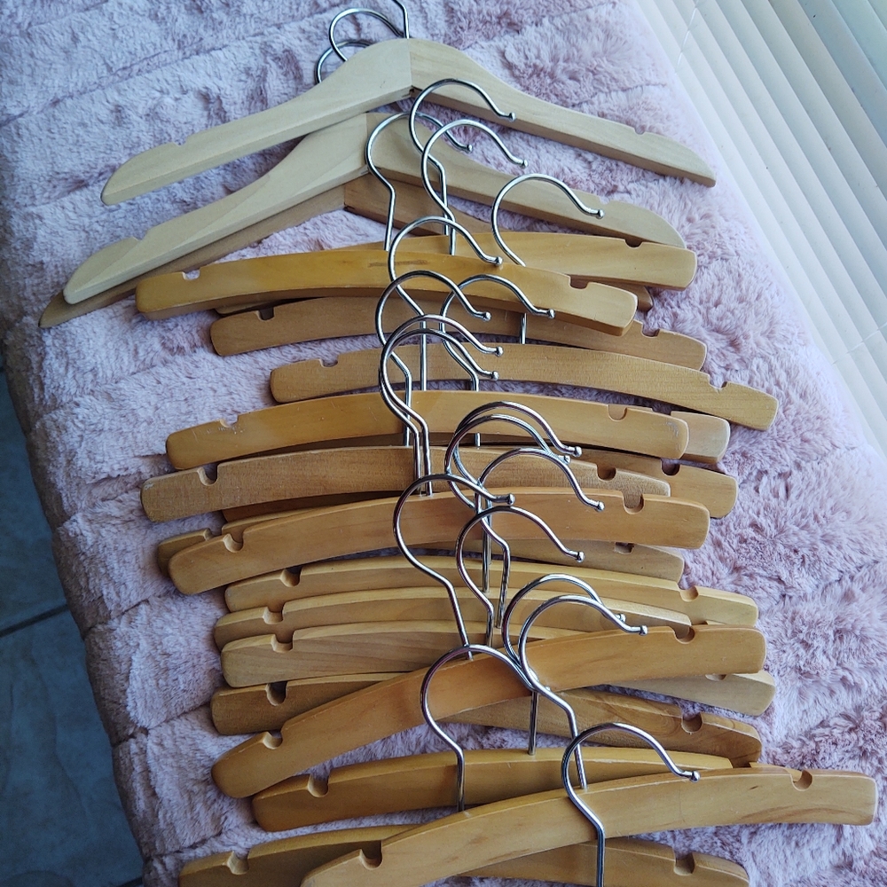 16 Wooden baby hangers
